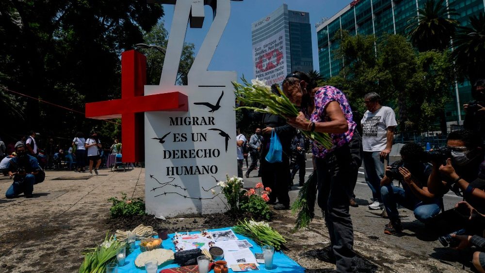 Pamätník pred Americkou ambasádou v Mexiku, k 10. výročiu masakru 72 migrantov v Mexiku