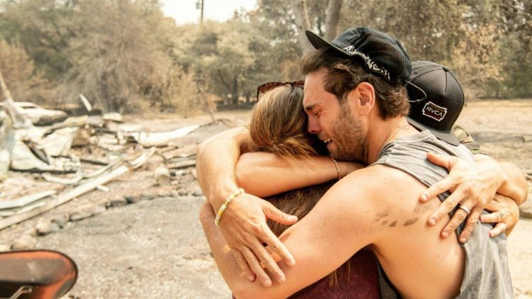 Abraçada, família chora perda de sua casa devorada pelas chamas em Vacaville, Califórnia