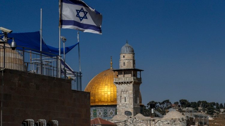 येरुसालेम के अल-अक्सा मस्जिद और इस्राएल का झंडा