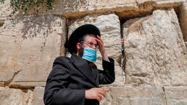 Religiöser Jude mit Mund-Nasenschutz in Israel