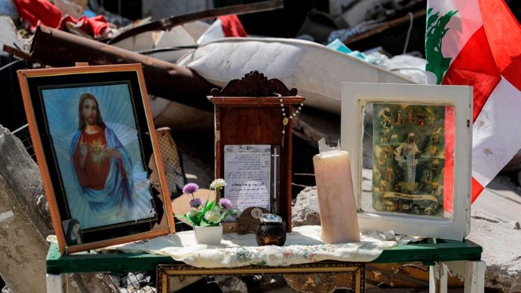 Pequeno altar em memória de vítima da explosão