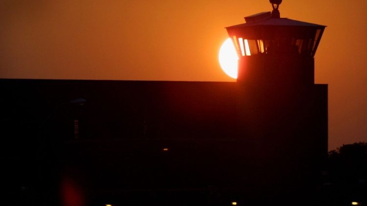 इंडियाना के टेरे हाउते संघीय जेल के पीछे सूर्यास्त 