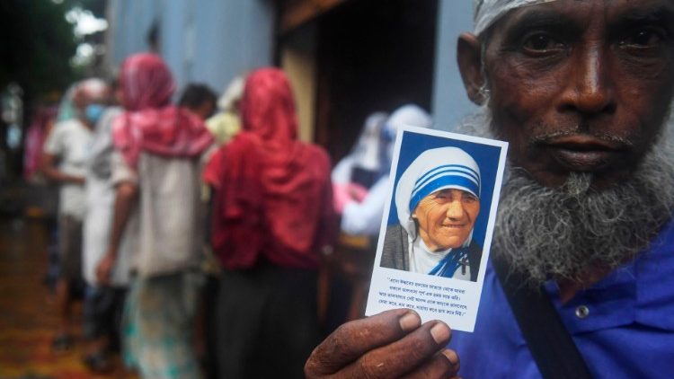 Indiano na fila para receber alimento mostra santinho de Madre Teresa