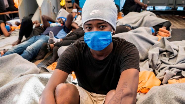 Persone migranti salvate da un naufragio nel Mediterraneo nell'estate 2020 (Thomas Lohnes / AFP)