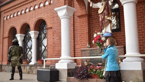 Biélorussie: les forces de l'ordre bloquent l'accès à une église