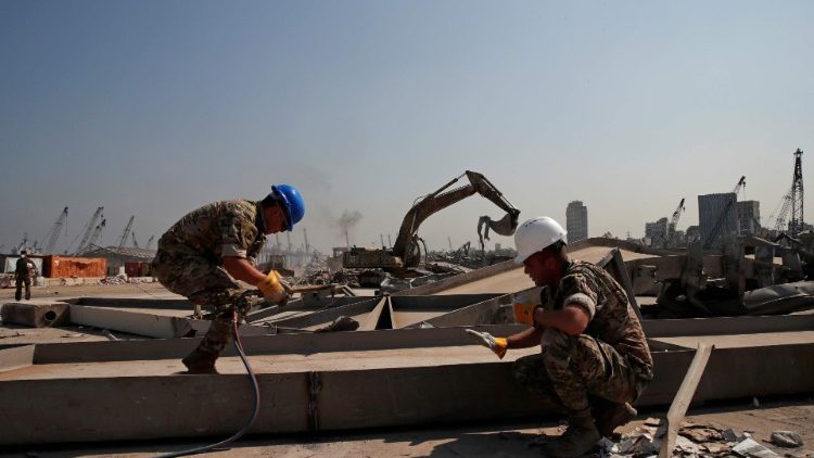 Des membres de l'armée libanaise travaillent pour le déblaiement des ruines du port de Beyrouth, le 31 août 2020.