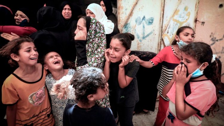 तीन बच्चों की मौत पर शोक मनाते फिलीस्तीन के बच्चे