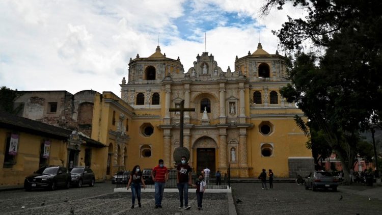 Devant une église de la ville d'Antigua Guatemala, au Guatemala, le 6 septembre 2020
