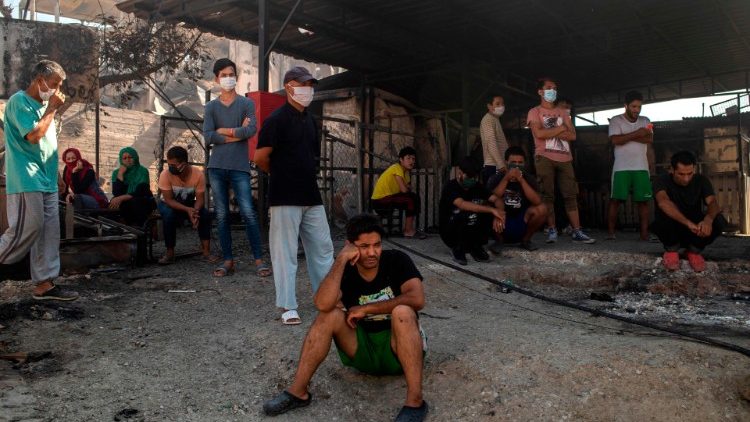 Мигранти в опожарения лагер Мория на остров Лесбос в Гърция.
