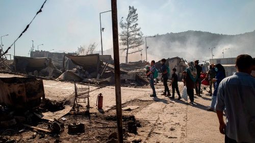 Le cardinal Hollerich réagit à l'incendie du camp de migrants à Lesbos