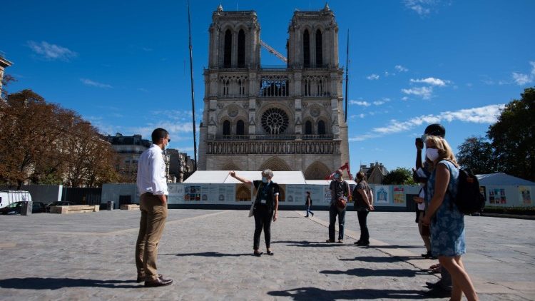 Der Vorplatz der Pariser Kathedrale Notre Dame, die 2019 durch einen Brand schwer beschädigt wurde
