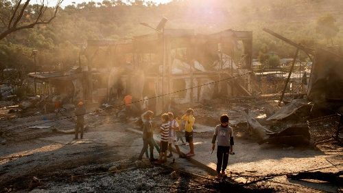 Lesbo: il campo di Moria continua a bruciare