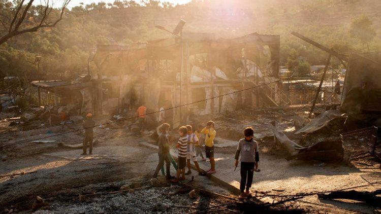 莫里亚难民营儿童在火灾灰烬中