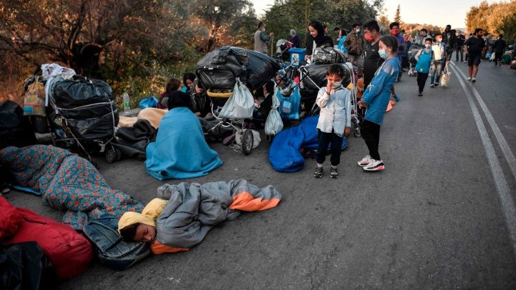 Мигранти нощуват на пътя след пожара в лагера Мория