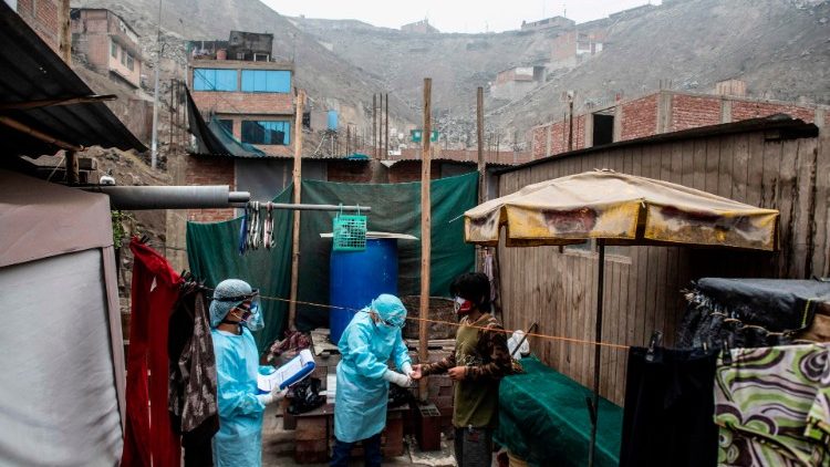 Médicos visitam um paciente em Chosica, a leste de Lima, em meio à pandemia de coronavírus 