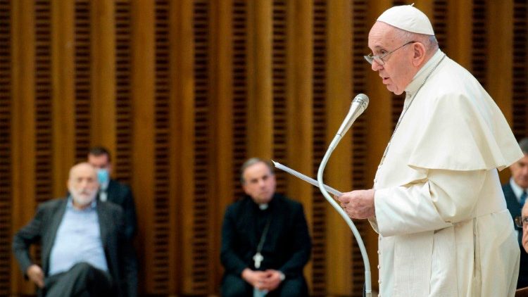 Papst Franziskus am Mikrofon