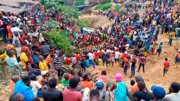 Multidão reúne-se na saída da mina em Kamituga 