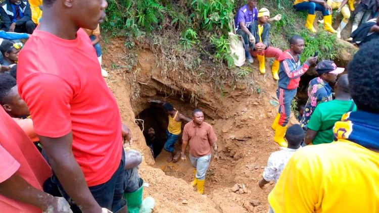 Equipes de resgate trabalham em Kamituga, Kivu do Sul, para encontrar sobreviventes e retirar os corpos dos jovens
