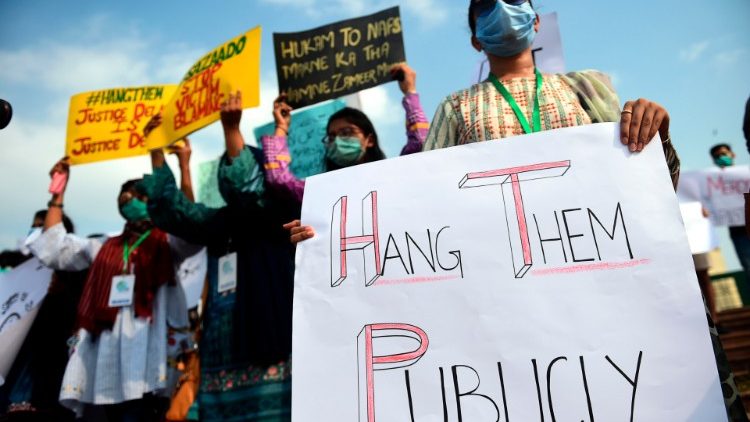 In Pakistan demonstrieren Frauen nach einer brutalen Vergewaltigung für mehr Schutz und Respekt