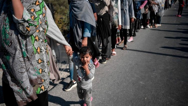 As filas de migrantes em busca de comida em Lesbos (2020)