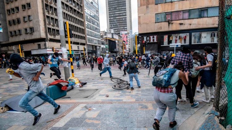 Manifestanti contro le brutalità della polizia colombiana in fuga per le strade di Bogotà