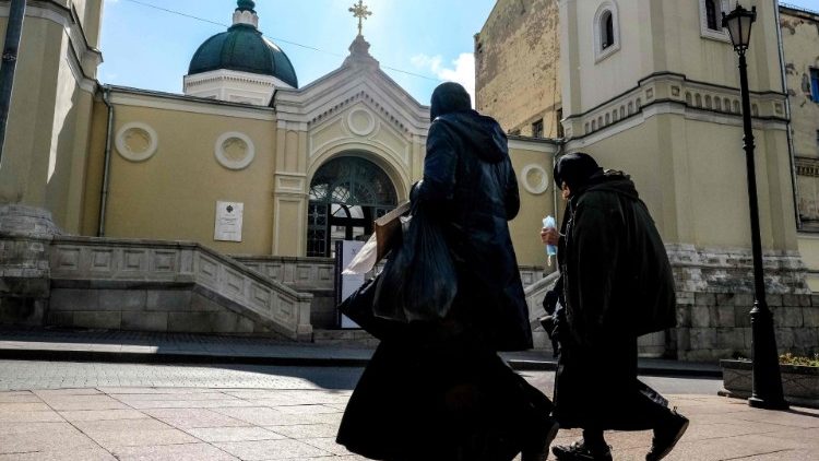 Zwei Nonnen vor einem orthodoxen Kloster in Moskau