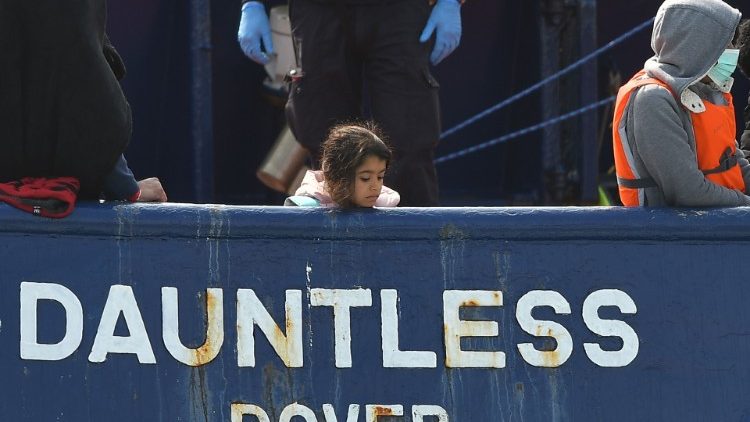 Schiff mit Migranten bei Dover, Südengland