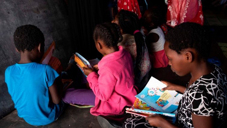 남아프리카의 난민 정착 시설에 있는 임시 학교에서 공부하는 학생들