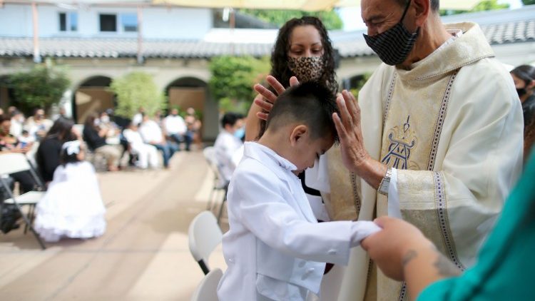 L'Église américaine maintient son activité pendant la pandémie : ici un baptême en plein air en Californie