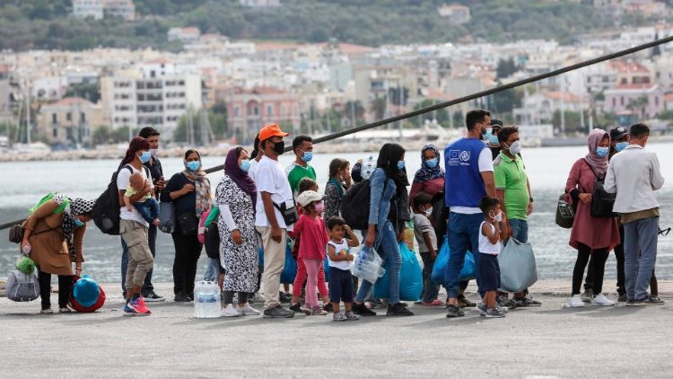 Migranten gehen in Mytilene auf der Insel Lesbos an Bord einer Fähre