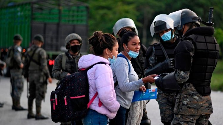 Militär kontrolliert Migranten aus Honduras in Guatemala - Aufnahme vom 3. Oktober