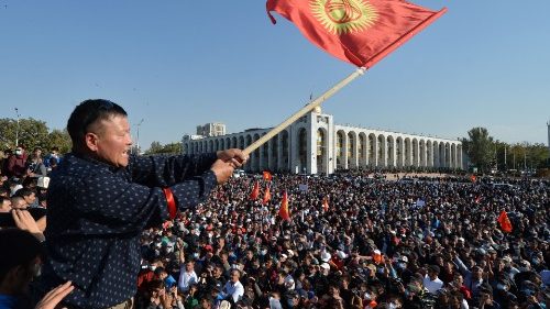 Kirghizistan: la piazza chiede nuove elezioni