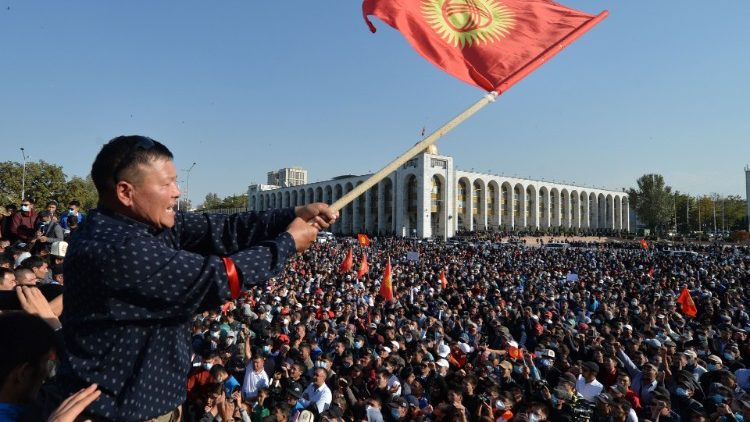 Kirghizistan: manifestazione a Bishkek