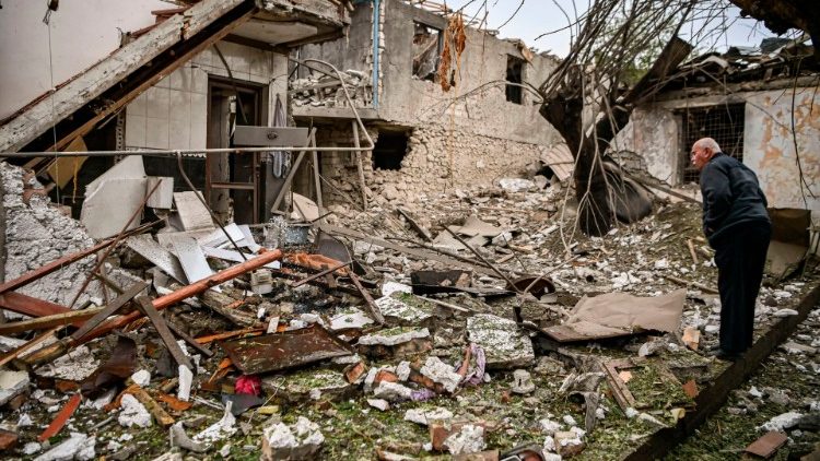 Gli effetti dei bombardamenti a Stepanakert (Aris Messinis / Afp)