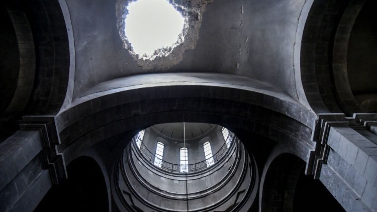 Buraco de míssil no teto da Catedral de Cristo Salvador