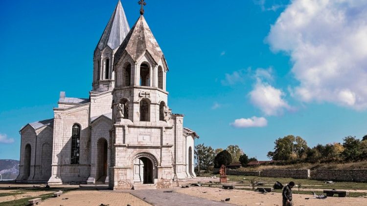 Die armenische Kathedrale in Shusha, etwa 15 km von der Provinz-Hauptstadt von Berg-Karabach enttfernt, wurde unlängst von einer Rakete beschädigt