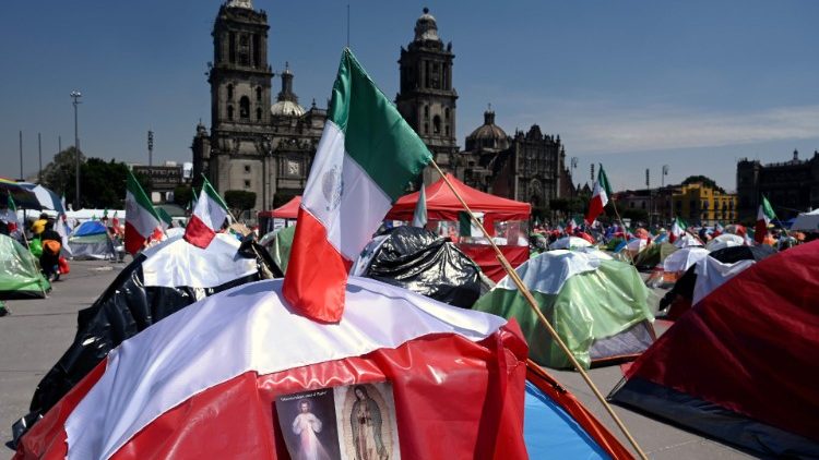 Proteste gegen die Corona-Politik der mexikanischen Regierung vor der Kathedrale in Mexiko-Stadt