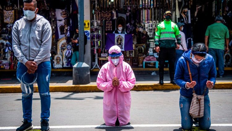Des fidèles prient dans une rue de Lima à l'occasion d'une fête religieuse, en octobre 2020