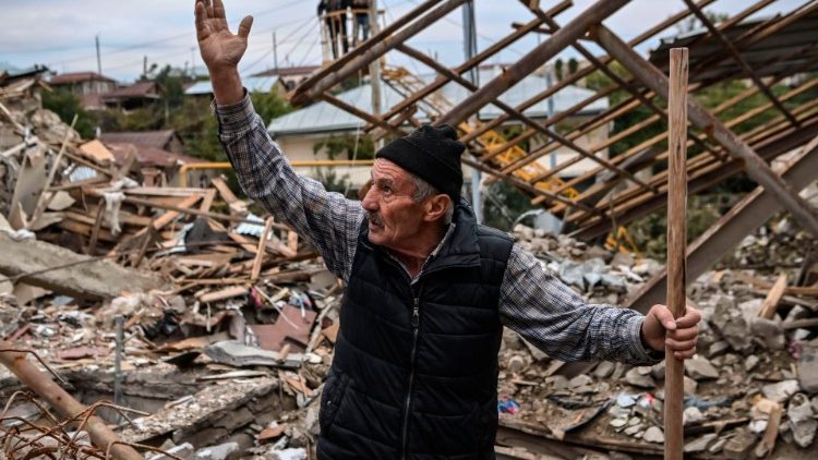Un Arménien dans les ruines de sa maison à Stepanakert, le 10 octobre 2020.
