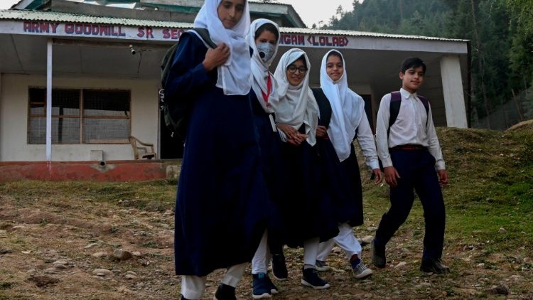 Jovens estudantes no Paquistão