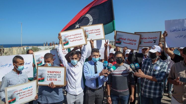 आने वाले राजनीतिक संवाद मंच के विरोध में प्रदर्शन करते लीबिया के लोग