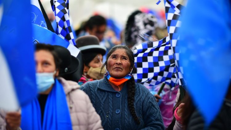 Des supporters du candidat de gauche Luis Arce lors d'un rassemblement à El Alto, le 14 octobre 2020