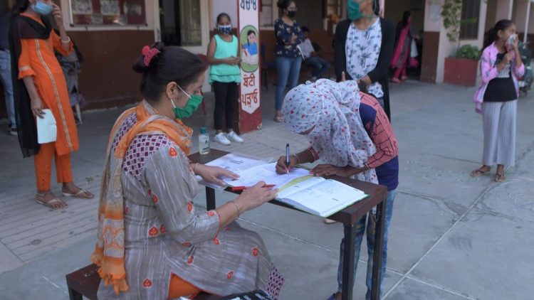 Schülerin bei der Einschreibung, Amritsar/Indien