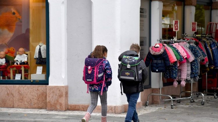 Österreichische Kinder auf dem Schulweg