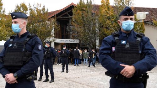La France sous le choc après l’assassinat d’un enseignant