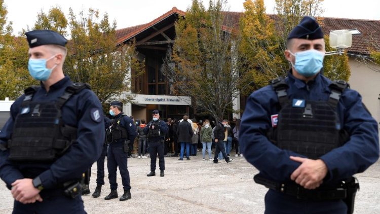 La police déployée devant le collège du Bois d'Aulne à Conflans-Sainte-Honorine, le 17 octobre 2020.