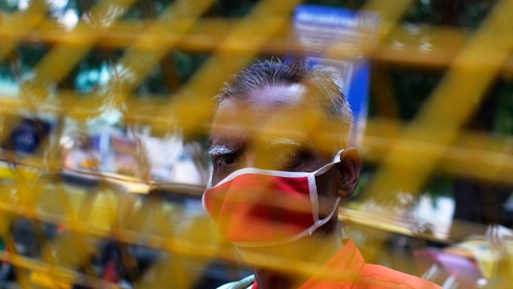 Indiano protegido por máscara em Nova Dehli