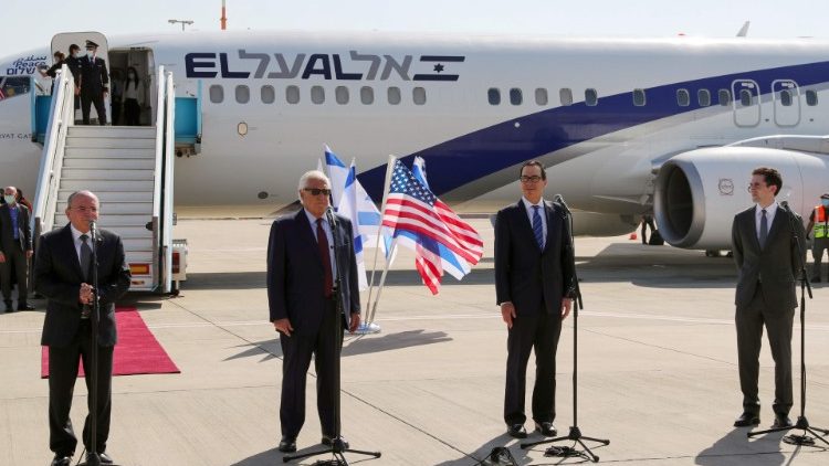 La delegazione israelo-statunitense poco prima di imbarcarsi sul volo per Manama 