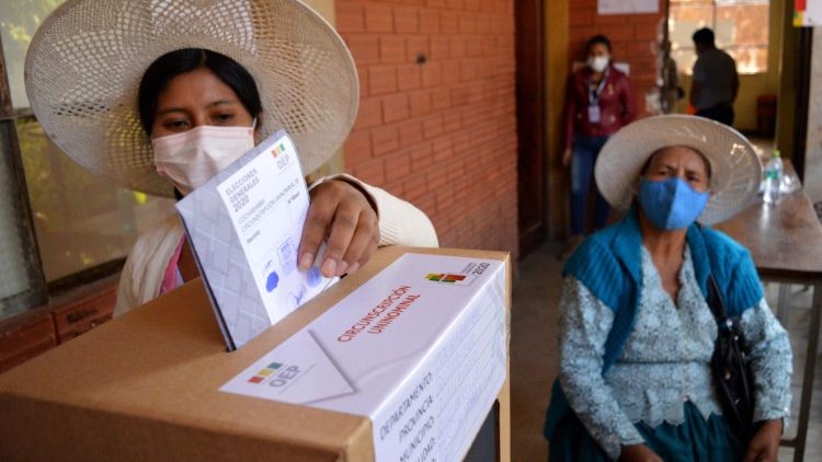 Eine Bolivianerin bei der Wahl am 18.10.2020