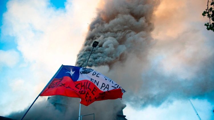 Fogo consome torre da Igreja La Assunción em Santiago do Chile
